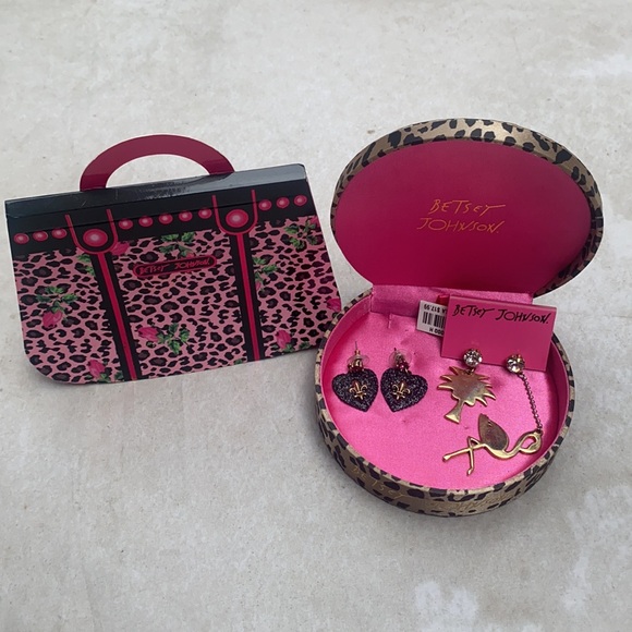 Betsey Johnson blanket and earring set - Picture 3 of 16